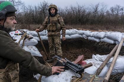 Los soldados ucranianos construyen un búnker en la línea del frente el 12 de diciembre de 2021 en Zolote, Ucrania. 