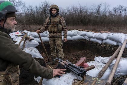 Los soldados ucranianosconstruyen un búnker en la línea del frente el 12 de diciembre de 2021 en Zolote, Ucrania. Una acumulación de tropas rusas a lo largo de la frontera con Ucrania ha aumentado las preocupaciones de que Rusia tenga la intención de invadir la región de Donbas, la mayor parte de la cual está en manos de separatistas después de una guerra de 7 años con el gobierno ucraniano.