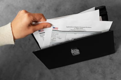 Los solicitantes de beneficios de inmigración o sus representantes autorizados pueden pedir que el Uscis agilice la adjudicación de la petición