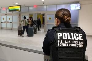 Los solicitantes de parole deben pedir otro documento especial para poder salir y reingresar a Estados Unidos