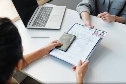 Los solicitantes de renovación de la tarjeta de residencia permanente deben cumplir con este requisito