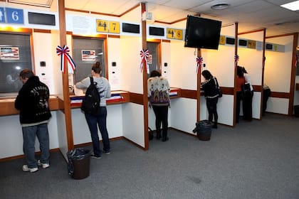 Los solicitantes de visas son entrevistados por un funcionario en una embajada o consulado estadounidense