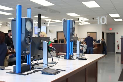 Los solicitantes deben acudir a las oficinas del DMV en Illinois para obtener una licencia estándar de conducir (Archivo)