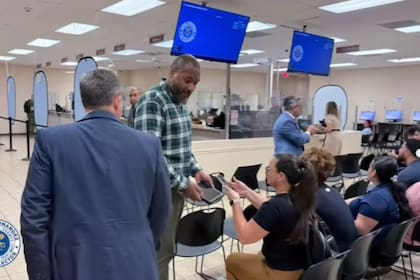 Los solicitantes deben presentar tres documentos indispensables para registrar un vehículo