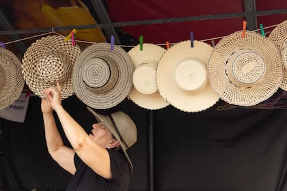 Los sombreros Panamá en el Casco Viejo de la ciudad. Los artesanos lo tejen a mano con paja toquilla o jipijapa, una fibra natural suave y flexible.