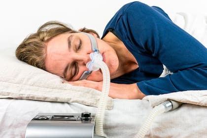 Los somnólogos interpretamos que estos microdespertares, en los que el individuo no llega a adquirir una vigilia completa, suponen un mecanismo de defensa del cerebro dormido ante una agresión