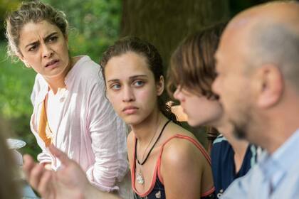 "Los Sonámbulos" retrata a una familia que se junta a festejar fin de año, poniendo de relieve el costado menos visible de las Fiestas