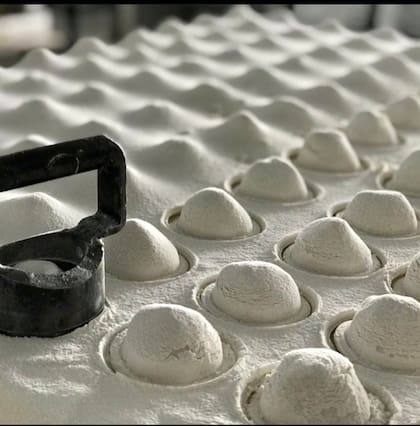 Los sorrentinos antiguamente se cortaban con latas de tomate y se terminaban a mano, hasta que Jorge, uno de los hermanos de la segunda generación, inventó este elemento cortante.