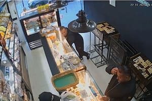 Tras robar US$22.000, cruzaron medio conurbano y terminaron comprando facturas para desayunar
