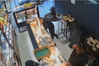 Tras robar US$22.000, cruzaron medio conurbano y terminaron comprando facturas para desayunar