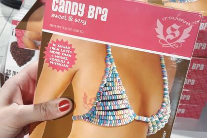 Los souvenirs exóticos abundan en todas las tiendas.