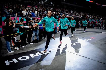 Los Spurs salen al terreno de juego ante una multitud