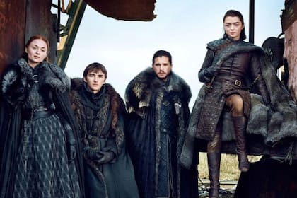Los Stark, vistiendo muy elegantes los mil matices del color negro.