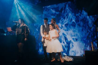 Los Suárez arriba del escenario junto a la colombiana Karol G