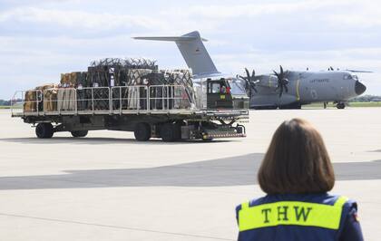 Los suministros de socorro de la Organización Técnica Alemana de Ayuda (THW) para la zona inundada de Libia se cargan en un avión de transporte Airbus A400M de la Fuerza Aérea Alemana en la base aérea de Wunstorf.