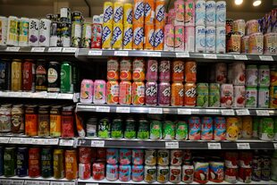Los supermercados del Barrio Chino tienen productos que no se consiguen en otros comercios