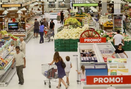 Los supermercados se quejan de que las promociones con los bancos absorben gran parte de su margen de ganancia