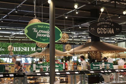 Los supermercados, siempre llenos, una alternativa para quienes quieren reducir los costos en el día a día