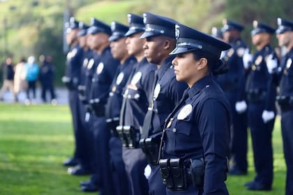 Los supervisores del LAPD deben intentar verificar y registrar en cámara el nombre y número de placa del oficial federal a cargo