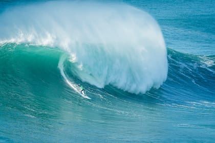Los surfistas se enfrentan a olas monstruosas en el torneo de Nazaré