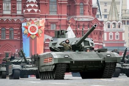 Los T-14 Armata durante un desfile en la Plaza Roja en 2018
