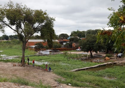 Los tablones que las personas improvisan para cruzar la frontera sin control