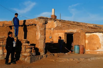 Los tachos para acumular agua en las puertas de las casas, la postal