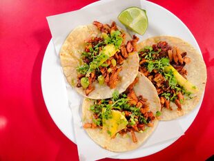 Los tacos son lo más típico que se puede comer en México, pues hay de todo tipo