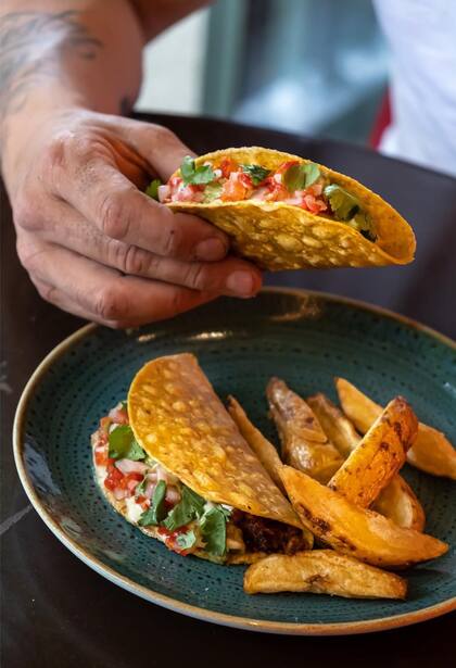 Los tacos veganos de Hierbabuena llevan la frescura de la palta.