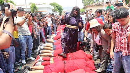 Los talcigüines o diablos de El Salvador se rinden ante Jesús
