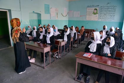 Los talibanes ordenaron el cierre de las escuelas secundarias para niñas en Afganistán el 23 de marzo, apenas unas horas después de su reapertura