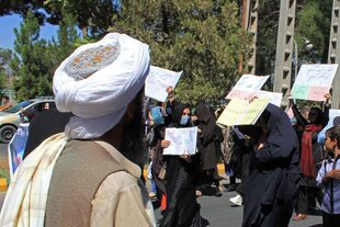 Los talibanes reprimieron las protestas del sábado con gases lacrimógenos y proyectiles (AFP)