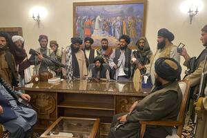 La historia detrás de la pintura con la que posaron los talibanes