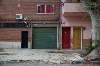 Los talleres se ocultan detrás de fachadas fabriles y residenciales; la puerta roja conduce al fondo de una exfábrica de muebles, donde hoy se instala el taller Maturín