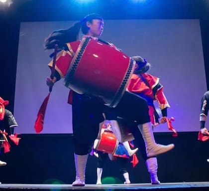 A bateria japonesa do grupo Ryukyukoku Matsuridaiko Argentina (RKMD).