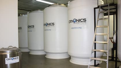 Los tanques donde se preservan los cuerpos congelados de la firma Cryonics