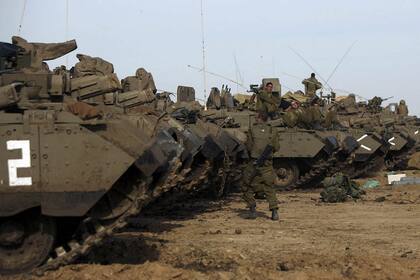 Los tanques israelíes se preparan para una posible invasión a territorio palestino
