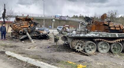Los tanques rusos frente a la estación servicio donde se encontraron dos cuerpos