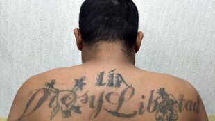 Los tatuajes mara del jefe de la banda apresado