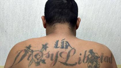 Los tatuajes mara del jefe de la banda apresado
