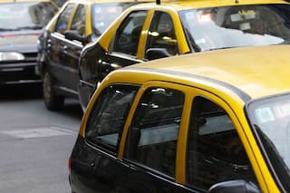 Hasta 8 personas y sin obligación de usar camisa: las nuevas reglas para taxis y autos de apps