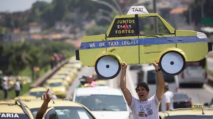 Los taxistas de Rio de Janeiro protestaron el miércoles por la decisión de un juez que autoriza el funcionamiento de Uber en ese país