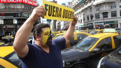 Masiva protesta de taxistas contra Uber, en junio del año pasado