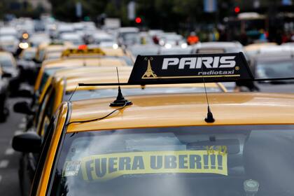 Los taxistas, muchos considerados caza Uber, no aceptan el funcionamiento de la plataforma en Buenos Aires