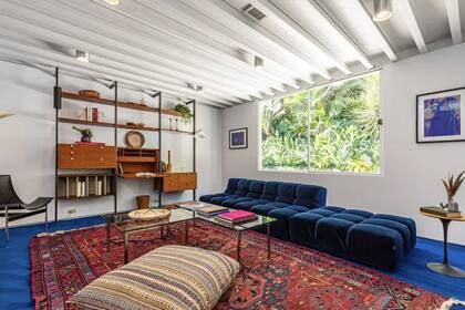 Los techos con vigas también conforman uno de los detalles distintivos de la casa