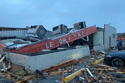 Los techos de varias casas y comercios quedaron destruidos en Florida