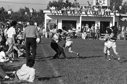 Los techos del club GEI sirvieron de platea ante la enorme cantidad de gente que fue a ver el primer partido de rugby femenino de la historia, el 23 de noviembre de 1985