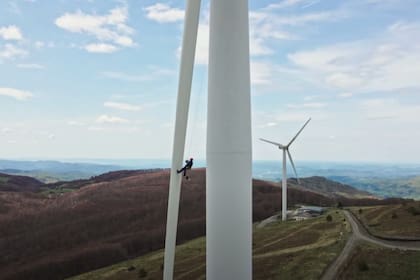 Los técnicos de turbinas eólicas se encargan del mantenimiento de estas inmensas estructuras; suben entre una y tres veces al año a cada una de ellas