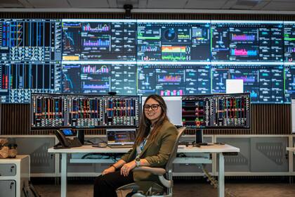 Los técnicos dl ‘Real time intelligence center' de YPF trabajan en turnos de 12 horas