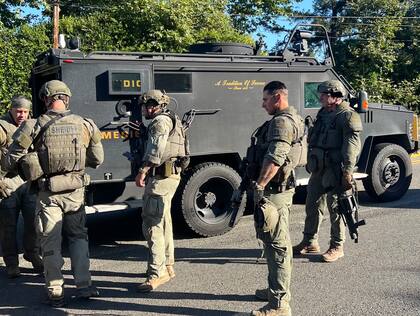 Los técnicos en explosivos tácticos trabajando en California tras el hallazgo de las cuatro granadas